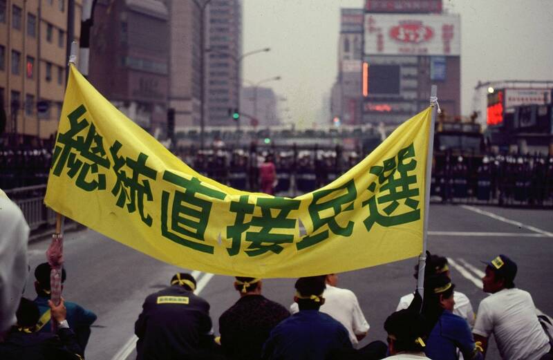 1992年4月19日，民進黨推動總統直接民選運動，在台北火車站前遭到鎮暴部隊阻擋。（取自貼文）