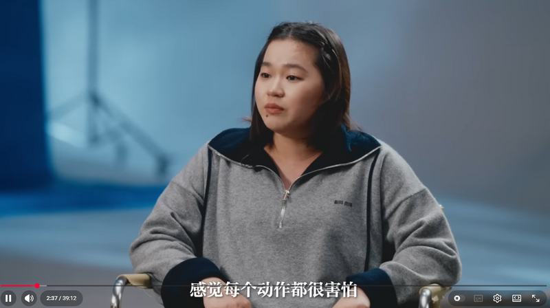 全紅嬋在接受《是個人物》專訪時提到，有些跳水動作在2025年以前本來不害怕，但2025年後越來越害怕。（擷取自YouTube@是個人物）