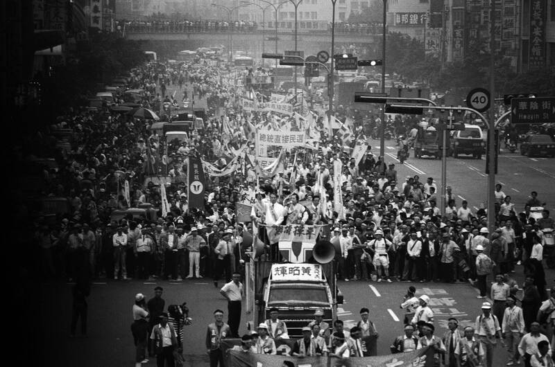 1992年4月19日，民進黨推動總統直接民選運動，隊伍走在台北承德路。（取自貼文）