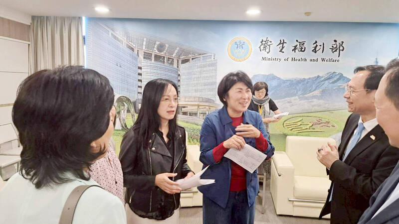 台東縣政府推動將原住民族家庭服務中心納入一般社福體系，經綜整各方意見並與中央協調，決定維持原家中心現行服務計畫穩定運作。圖為民進黨立委陳瑩（左2）日前陪同台東縣長饒慶鈴（左3）前往衛福部，爭取調高中央補助款。（陳瑩國會辦公室提供）