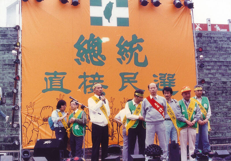 1992年4月19日，民進黨推動總統直接民選運動。由黃信介（前右1）擔任總領隊、林義雄律師（前左1）任總指揮，遊行決策小組人員有主席許信良（召集人，前排中間）、姚嘉文、陳永興、洪奇昌、蔡同榮。（取自貼文）