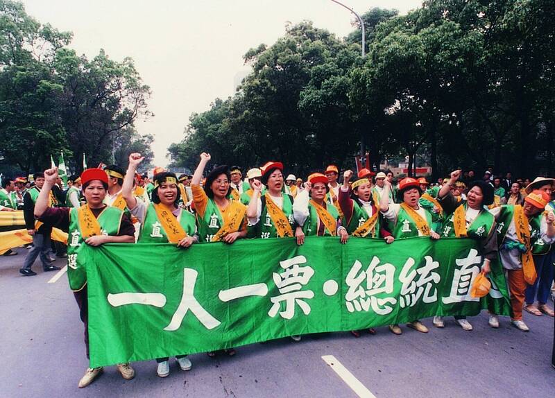1992年4月19日，民進黨推動總統直接民選運動，民進黨國大黨團舉著「一人一票·總統直選」布條上街頭。（取自貼文）