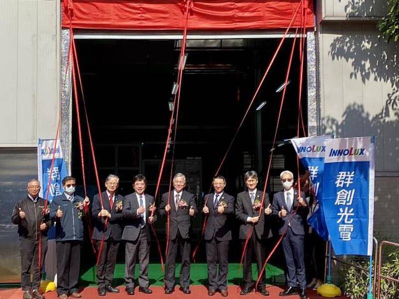 台化、豐興鋼鐵與群創光電，則在自發自用上展現了傳統產業與面板業的實力；圖為群創自設太陽能併聯啟動。（中央社資料照）