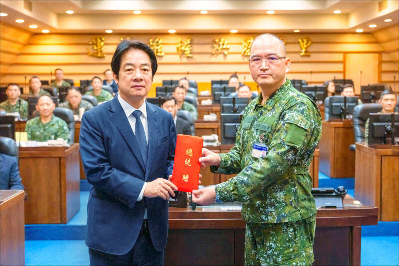 總統賴清德昨（14）日前往聯合作戰指揮中心視察「漢光四十二號」兵推，強調和平不是靠一紙協議。（圖取自賴清德臉書）