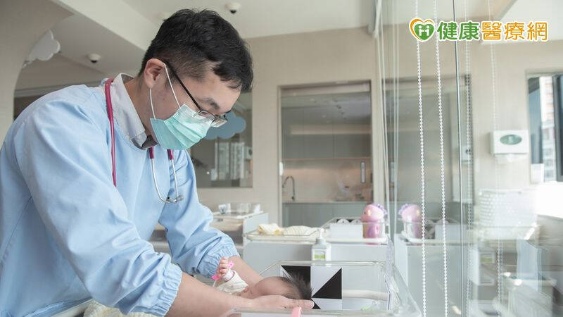 有鑑於此，在日常照護方面，黃耀毅醫師建議，家長可從奶量與尿量協助判斷寶寶的健康狀況。（取自貼文）