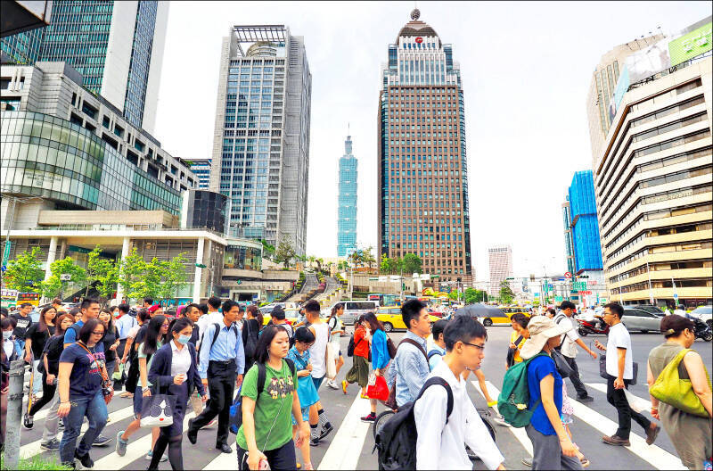《朝鮮日報》社論，引述IMF的預測指出，2025年南韓人均所得為36227美元，時隔22年被台灣以39489美元反超。（歐新社檔案照）