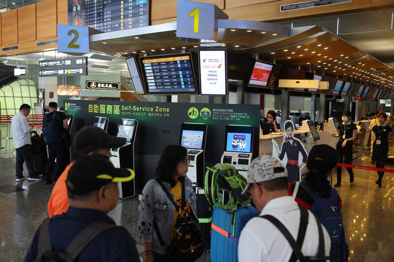 中共中央台辦發布10項對台措施，包括恢復兩岸空中客運直航。商總理事長許舒博20日率旅行、旅館、食品、糕餅、水果、遊覽車等產業代表舉辦記者會，呼籲台灣政府盡速啟動「小兩會」協商，擴大航線與航點，以便利民眾出行並促進觀光交流。圖為民眾在台北松山機場中國東方航空櫃檯報到。（中央社資料照）