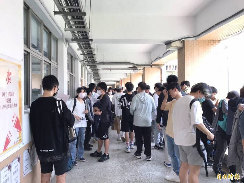 今年統測於4月25和26日登場，是5月國中教育會考精準的前哨觀測站。圖為去年統測考場狀況。（資料照）