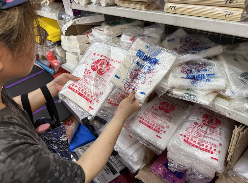 台灣短短一個月內出現塑膠袋短缺，讓原本被忽視的基礎材料問題，一夕之間浮上檯面。（中央社資料照）