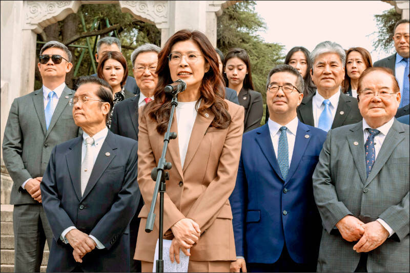 國民黨主席鄭麗文率團訪問中國，帶回來十項惠台利多的消息，會讓台灣被中共給綁死矮化。（國民黨提供）