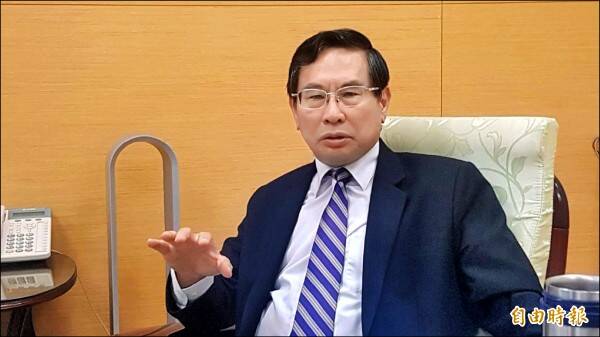 涂醒哲擔任嘉義市長時，曾有某夫妻摔證書的不禮貌舉動。他當下繼續接下來的頒獎過程，也不見他氣急敗壞。（資料照）