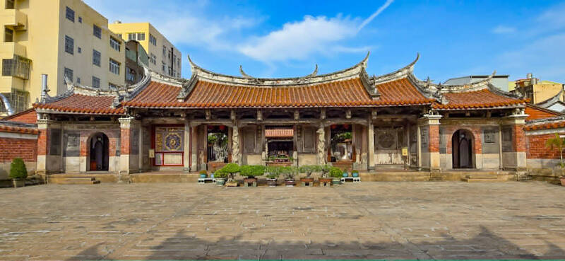 從2022年鹿港龍山寺彩繪修復爭議爆發以來，施工鷹架始終矗立在那裡，最近，我再度造訪，鷹架終於拆除了。（作者提供）