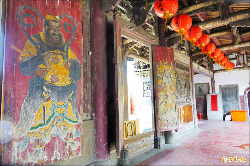鹿港龍山寺的五門門神彩繪由文化部文資局主導，法律規定「要保存原有形貌」，但未先釐清「要保存什麼價值」、「為誰保存」。（資料照）