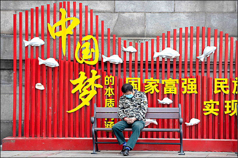 中國通縮困局難解，此時倡言台灣產業二次西進，不僅跳進通貨緊縮深淵，違反經驗教訓及趨勢，也不合常識常理。（美聯社資料照）