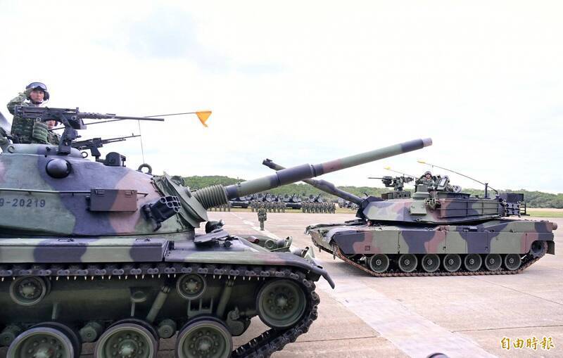 最近我們購買的M1A2T坦克最後一批全數交貨；圖為M1A2T戰車成軍儀式，新舊裝備交接。右為M1A2T，左為CM11勇虎戰車。（資料照）