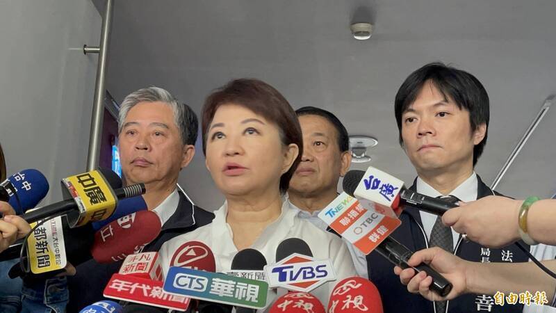 盧秀燕向媒體表示，軍購特別條例「應通過8000億至1兆元」。（資料照）