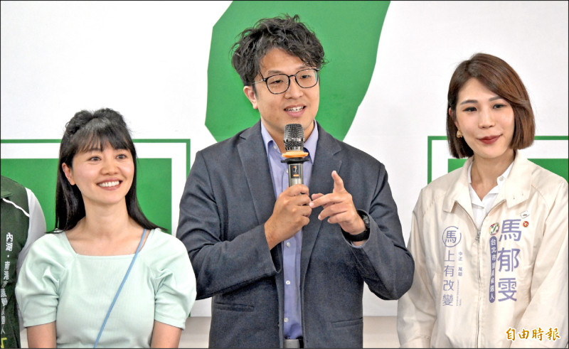 民進黨內呼聲甚高的台北市長人選沈伯洋（中）。（記者劉信德攝）