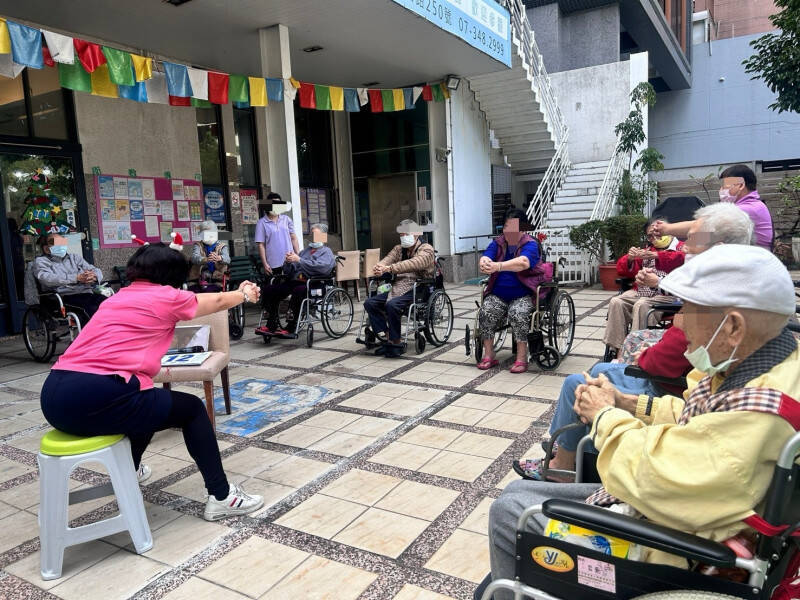 高齡生活真正需要的，從來不只是被照顧，而是還能參與；不只是被服務，而是還能感受、創造與分享；示意圖。（高雄市衛生局提供）