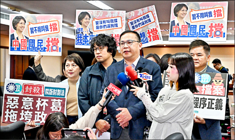 行政院去年十一月提出一兆二千五百億元版本後，藍白兩黨幾乎週週聯手阻擋排審。（資料照）