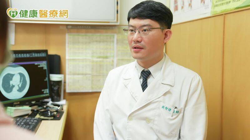 吳智偉醫師說明，纖維化通常是肺部過去曾受感染或發炎後留下的疤痕，炭粒沉積則是空氣中的污染微粒被吸入肺部後堆積形成的結節。（取自貼文）