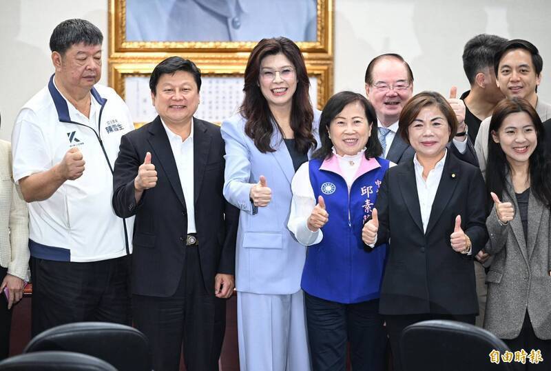 立法院國民黨團由總召傅崐萁（左二）等黨鞭擔任提案人，提出「預算法增訂第81條之1條文草案」，主張稅收超徵普發現金。（資料照）