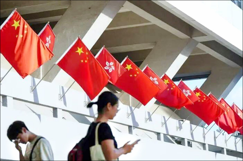 香港政府修訂國安相關實施細則，擴大警方在國安案件中強制解鎖電子設備的權限，拒絕配合者最高面臨1年監禁。（法新社檔案照）