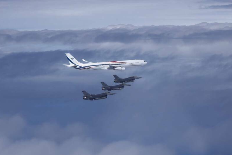 總統賴清德5月5日搭乘史王專機返台，空軍出動F-16V戰機執行護航任務，迎接三軍統帥的空中護航畫面事後曝光。（資料照，軍聞社提供）