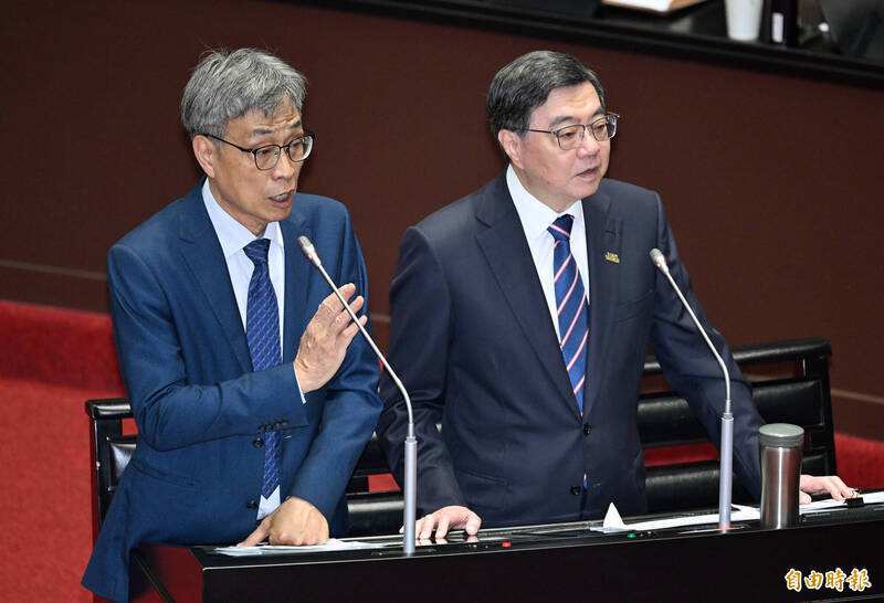 農業部長陳駿季（左）與行政院長卓榮泰（右）4月28日赴立法院備詢，他表示針對進口花生，已提出方案因應。（資料照）