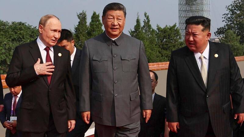 今年出席閱兵的盟友明顯少於去年，喜歡抱團取暖的極權元首一個都沒看見；圖為中俄朝三國領導人，去年一同出席中國九三大閱兵。（美聯社檔案照）