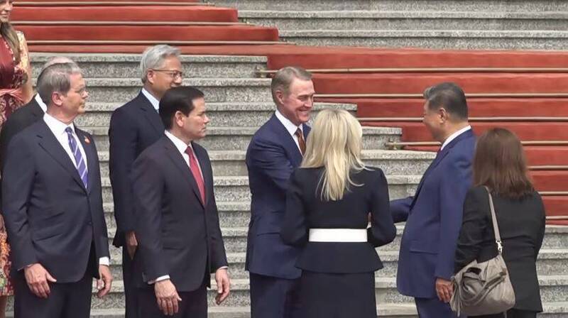习近平与美国驻中国大使庞德伟、国务卿鲁比欧、财政部长贝森特、战争部（国防部）长赫格塞斯等人握手。 （取自美联社YT直播）