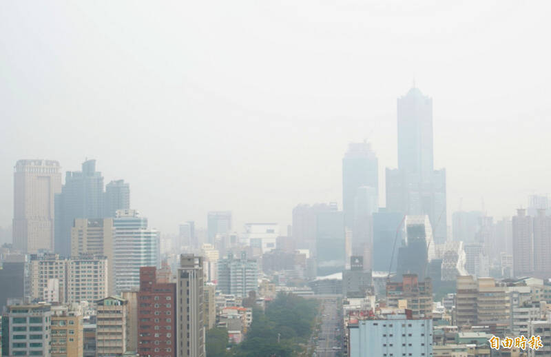 空污政策本就牽涉健康、能源、產業與環境之間的複雜權衡，越是複雜的公共議題，越需要制度保障理性發言。圖為空汙情形嚴重。（資料照）