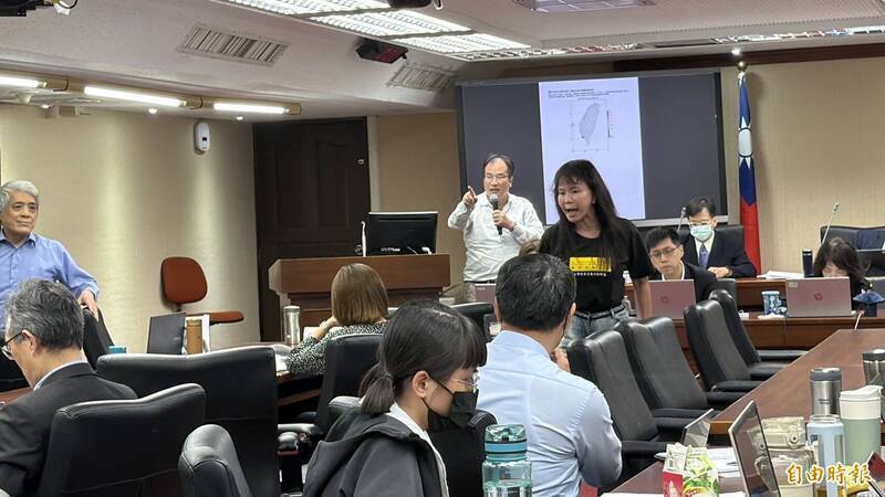 中興大學環工系教授莊秉潔（最前方白衣）講解時，遇到中部空污環團代表抗議，阻擾莊的發言3分鐘。（資料照）