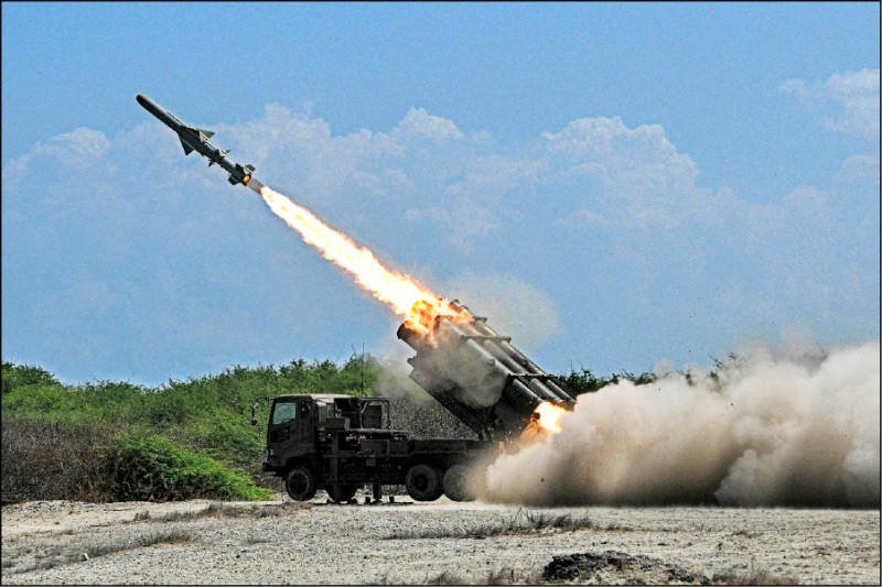 日本自衛隊首次在美國和菲律賓的年度「肩並肩」演習中，發射88式岸置反艦飛彈擊沉一艘退役軍艦。（路透檔案照）