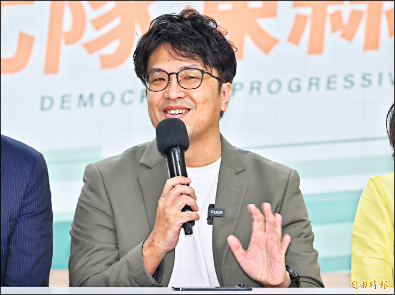 台北市長參選人沈伯洋20日拜會台北市議會民進黨團，接受媒體聯訪。（記者張嘉明攝）