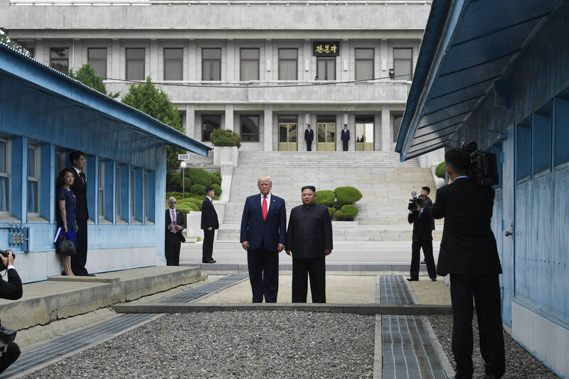 川普不但和金正恩見面，而且還見了三次，這就是川普式外交「不按牌理出牌」。圖為川普在板門店會見金正恩。（美聯社檔案照）