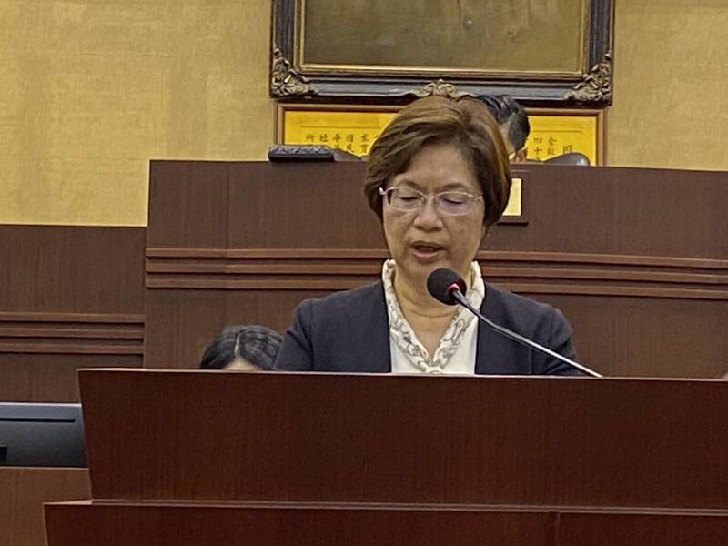 彰化縣長王惠美執政7年半，人口流失減少近5萬。她抱怨二林中科限水限電，導致高科技公司進不來。圖為王惠美在議會進行施政報告。（資料照）