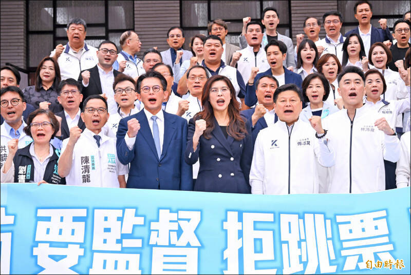 面對中共近年持續以軍機繞台、圍台軍演與資訊戰等方式威脅台灣，藍白卻說是我們「挑釁中國」，才導致局勢升高。（資料照）