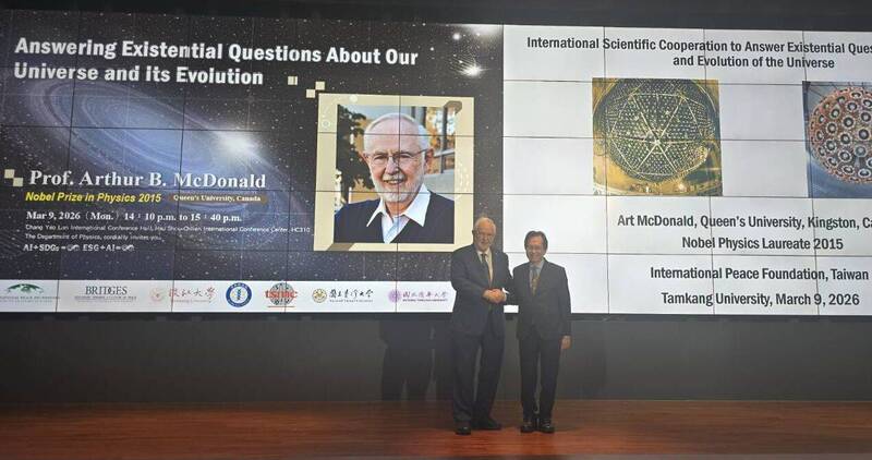 筆者與2015年諾貝爾物理學獎得主Arthur B. McDonald（左）在熊貓講座上面對面探討科學。（作者提供）