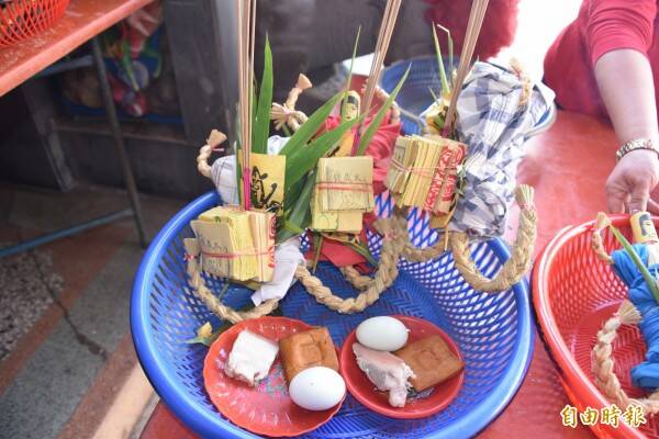 改運要準備綁好的草人及豬肉等祭品。（資料照）