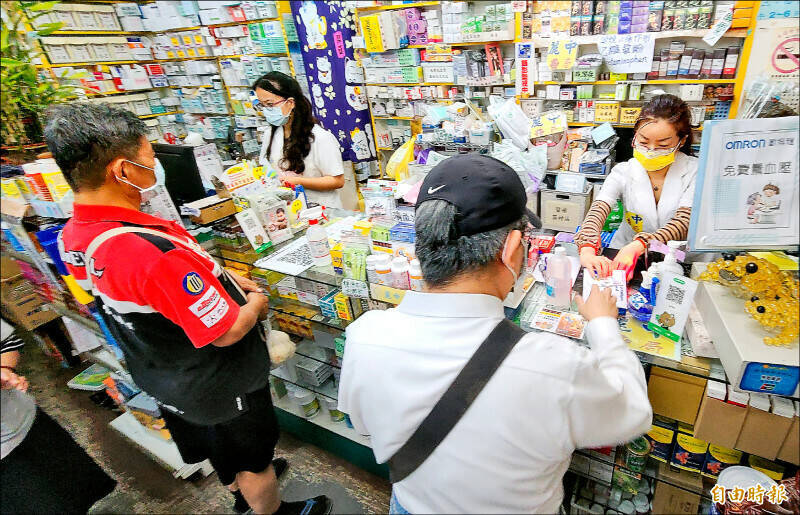 社區藥局長期深入國人生活，非常適合作為反毒及健康宣導之管道，成為公共衛生及社會安全的一環；示意圖。（資料照）