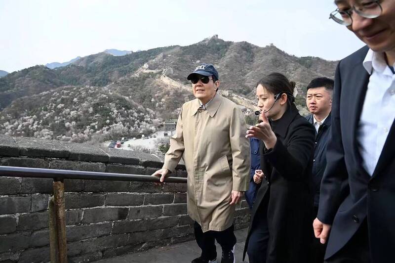 馬英九基金會長期辦理兩岸交流相關活動，若募款有疑問，就會牽動政治人物的基金會如何處理兩岸資金往來的問題。圖為馬英九2024年訪問中國，前往八達嶺參觀長城。（法新社檔案照）