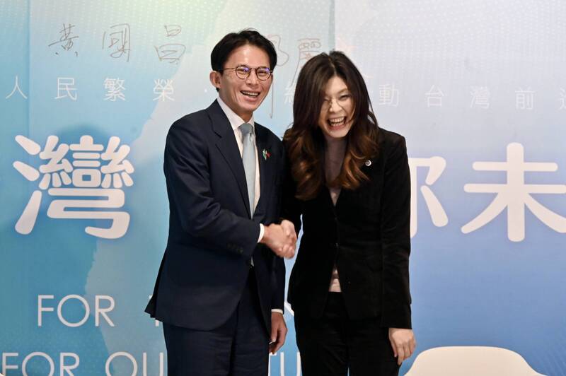 黃國昌加與國民黨已有多項爭議互動，民眾黨究竟能夠被黃國昌賣幾次？圖為鄭麗文與黃國昌握手致意。（資料照）