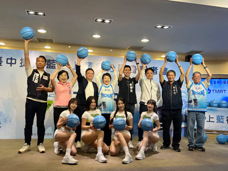 台中捷運藍線開工，市長盧秀燕（後左4）出席「台中捷運藍線上藍得分」記者會，塑造成自己的重大政績。（中央社資料照）