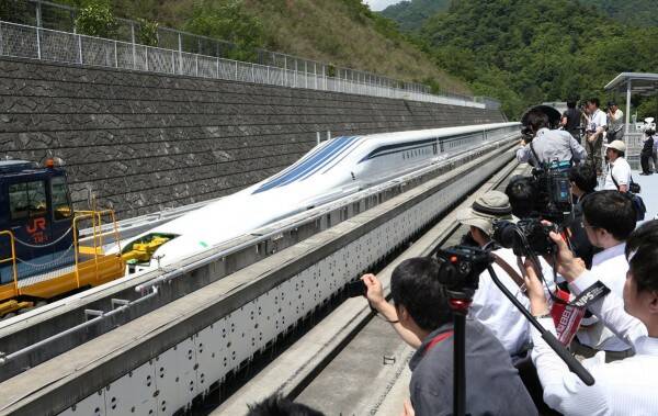 SCMaglev採「電動懸浮」原理，車體與導軌完全不接觸，消除摩擦與震動，帶來了時速500公里以上的全新境界。圖為日本的磁浮列車。（法新社檔案照）