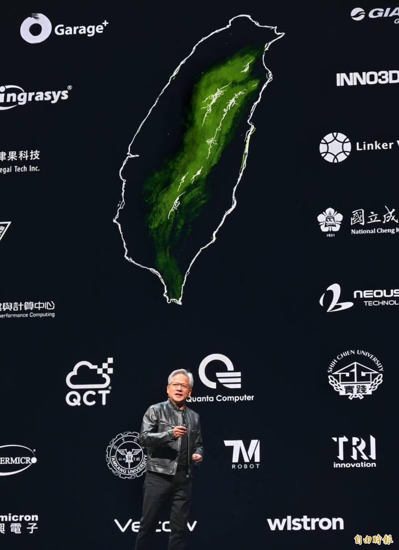 台灣必須成為全球AI生態系、綠能供應鏈與自由資訊網格中，最關鍵且無法割捨的「基礎設施）」。圖為黃仁勳演講秀出台灣地圖。（資料照）