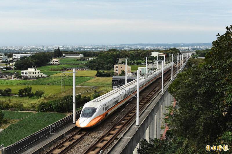 高速鐵路是台灣運輸大動脈，採用當年全世界規模最大的BOT方案、招標、興建、營運。（資料照）