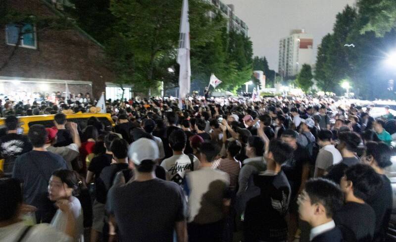 投票所外聚集大批抗議人潮，民眾表示，台灣現在沒有事前投票，希望採取台灣的方式。（歐新社檔案照）