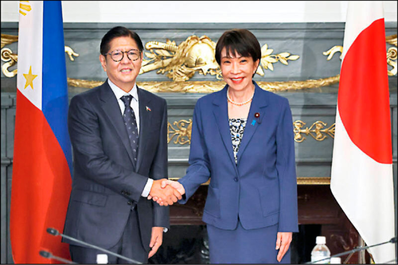 日本首相高市早苗（右）與菲律賓總統小馬可仕（左）5月28日會晤。（歐新社）
