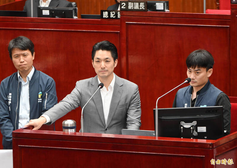 蔣萬安（中）手下有一正三副共四名發言人，這個發言體系規模之大，遠超總統府、行政院及各縣市政府，再加上痴迷鎂光燈的殷瑋（右），難道還不夠多張嘴為蔣萬安辯護嗎？（資料照）