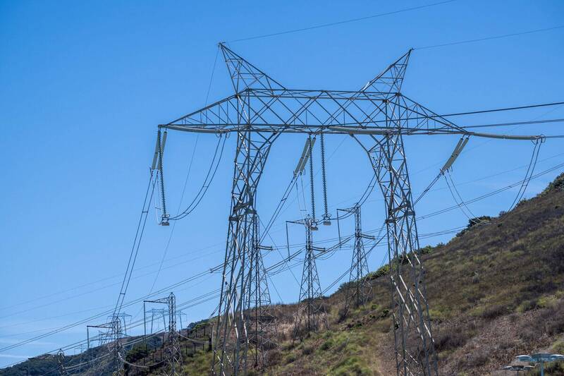 世界正在從以石油為核心的工業體系，逐步走向以電力與電氣化為核心的新階段。。圖為美國迪亞布羅峽谷核電站外的高壓輸電塔。（彭博檔案照）